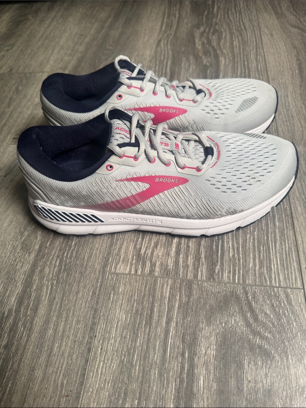 Brooks Addiction GTS 15Women’s Light Gray and Pink Running Sneakers